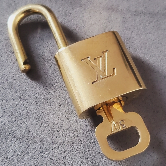 #307 AUthentic LOUIS VUITTON Lock Key Set Padlock Brass Polished Gold Ne… - Picture 8 of 16